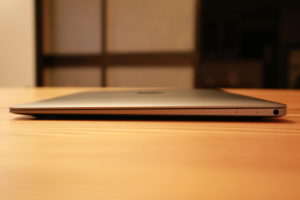 Macbook2017を横から撮影した写真