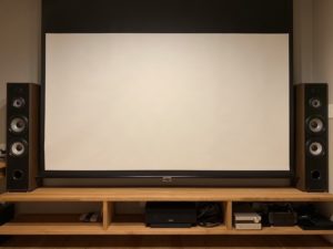 ホームシアターのスクリーンとスピーカー
