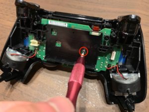 PS4コントローラー分解 真ん中のビス