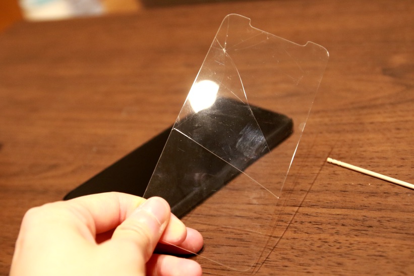 超カンタン Iphoneのガラスフィルムが割れた 剥がし方を解説 ついでに液体コーティングに変更しました もとログ